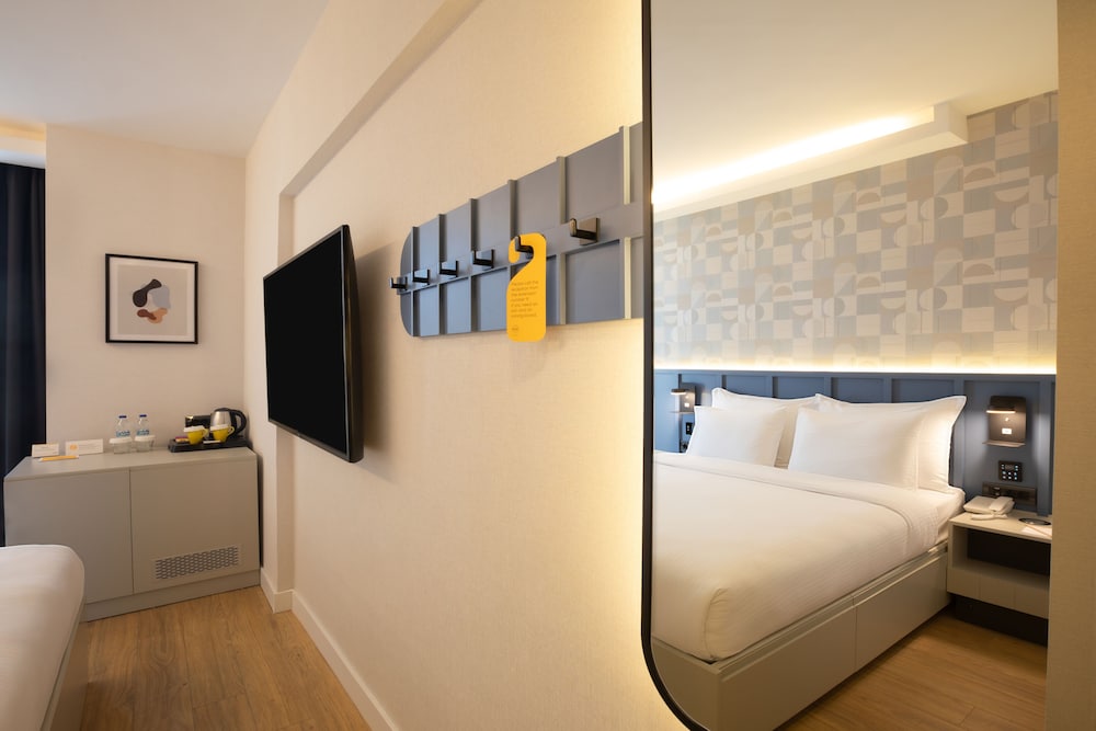 Superior Queen City View Room - Photo 4