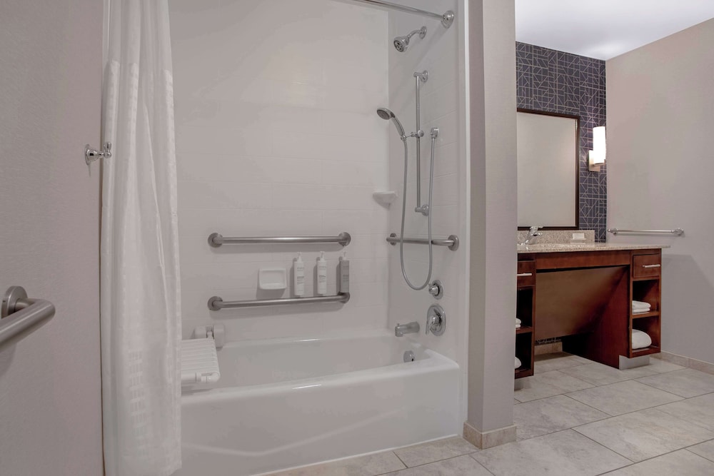 Studio, 1 King Bed, Accessible, Bathtub thumbnail 5