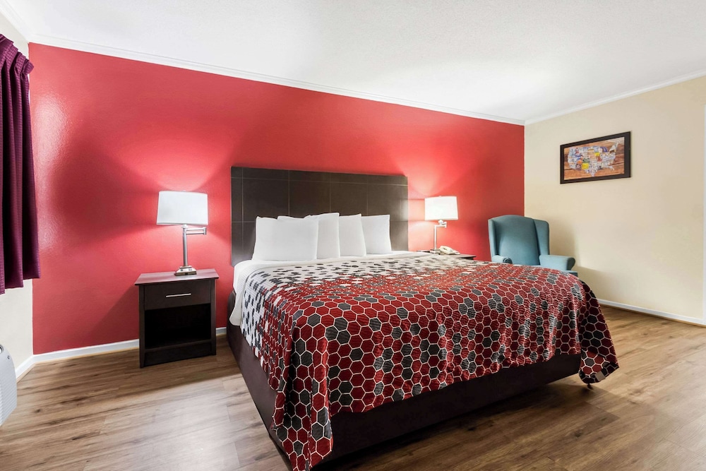 Standard Room, 1 King Bed, Non Smoking - Photo 2
