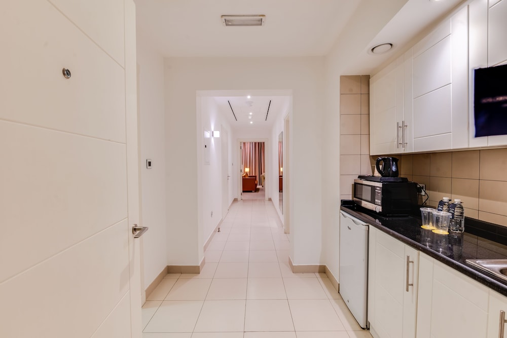 Suite, 1 King Bed, Balcony, City View (Diplomatic) photo 3