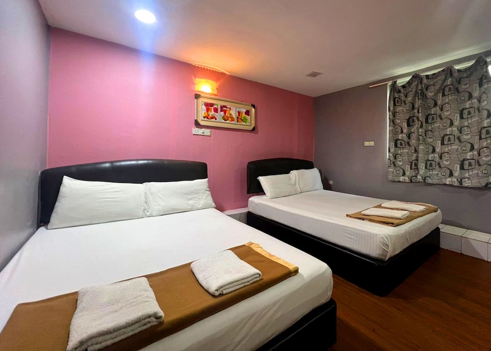 Quadruple Room, 2 Queen Beds - Photo 5