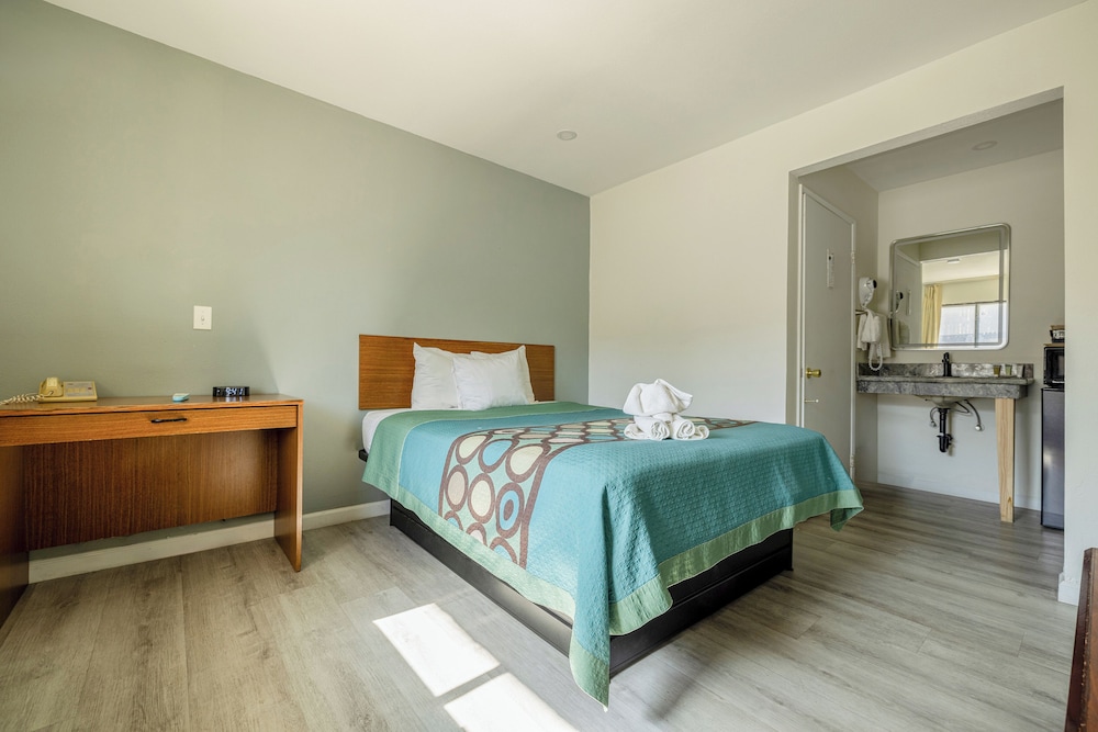 Junior Room with Queen Bed, Non-Smoking - RM1 - Photo 1