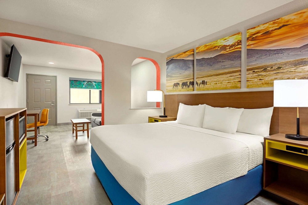 Studio Suite, 1 King Bed, Non Smoking - Photo 4