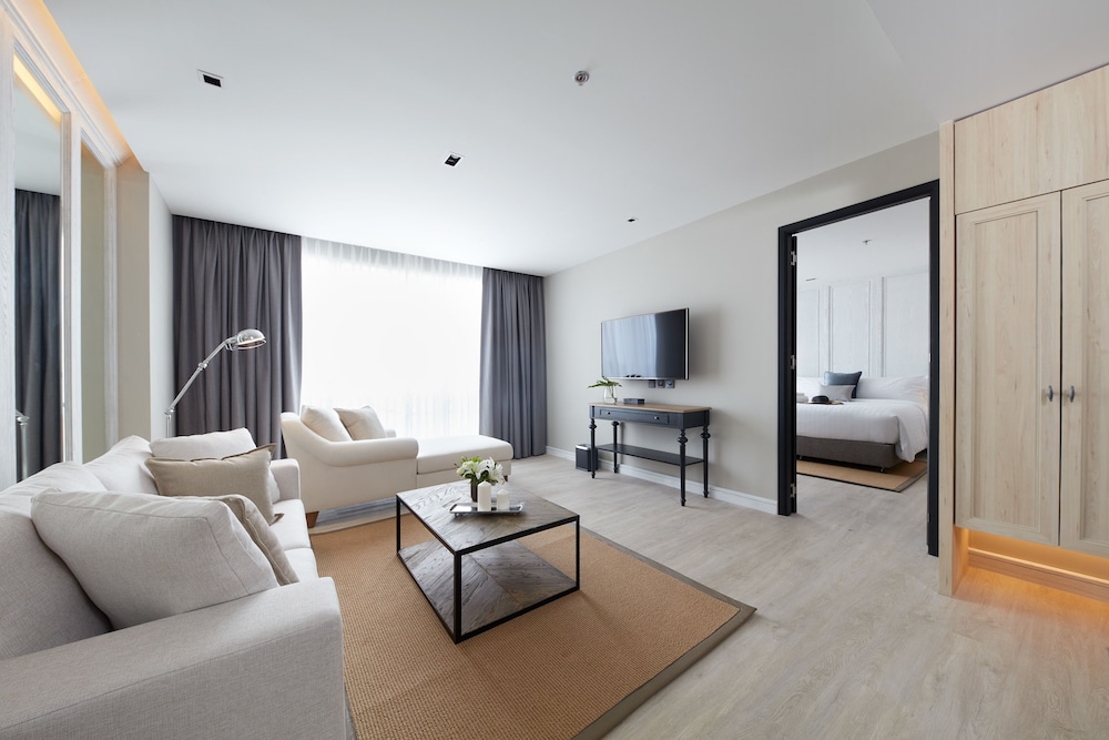 One Bedroom Suite - Photo 3