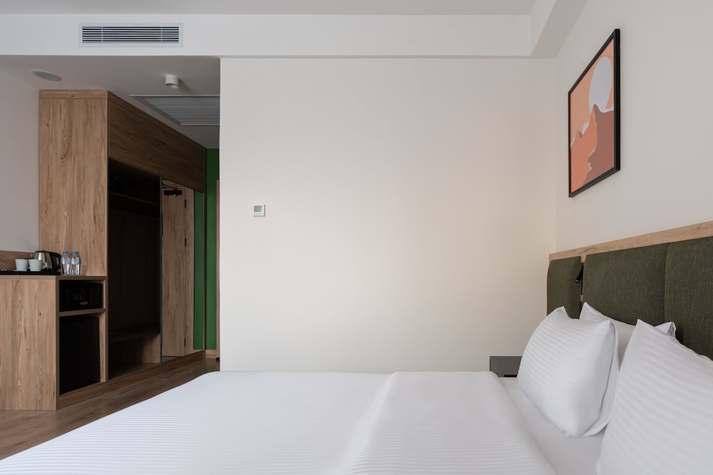 Superior Room, 1 King Bed photo 3
