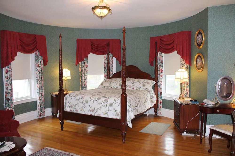 Deluxe Room, 1 Queen Bed photo 1