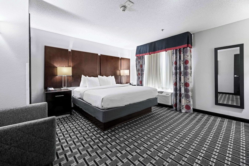Studio Suite, 1 King Bed with Sofa bed, Non Smoking - Photo 1
