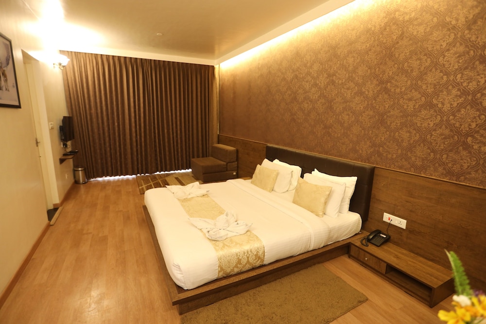 Grand Room, 1 King Bed with Sofa bed, Mountain View