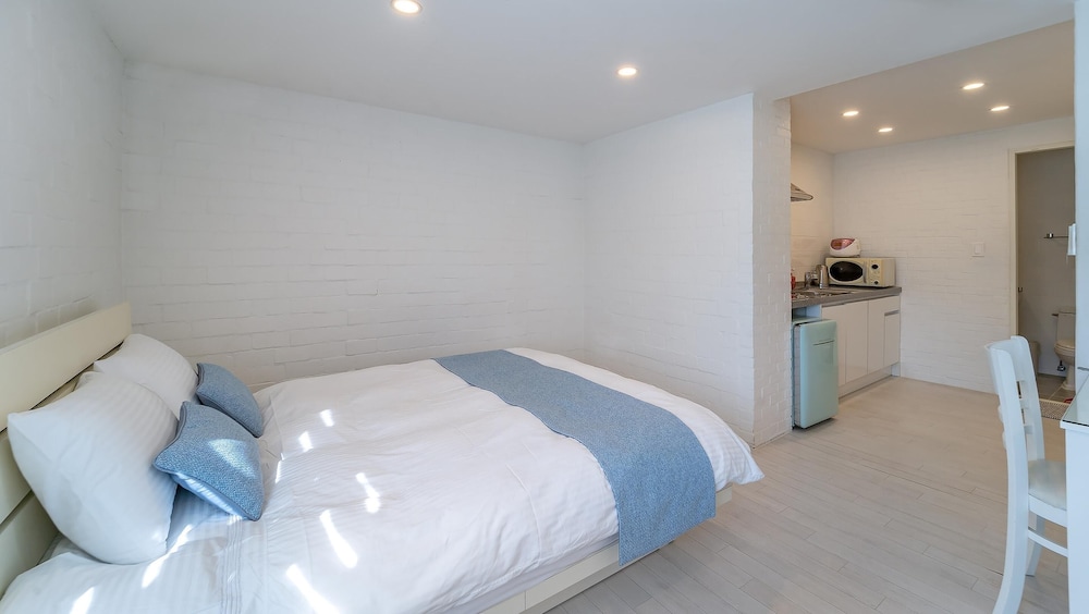 Basic Room, 1 Bedroom (201(Side Ocean view)) - Photo 5