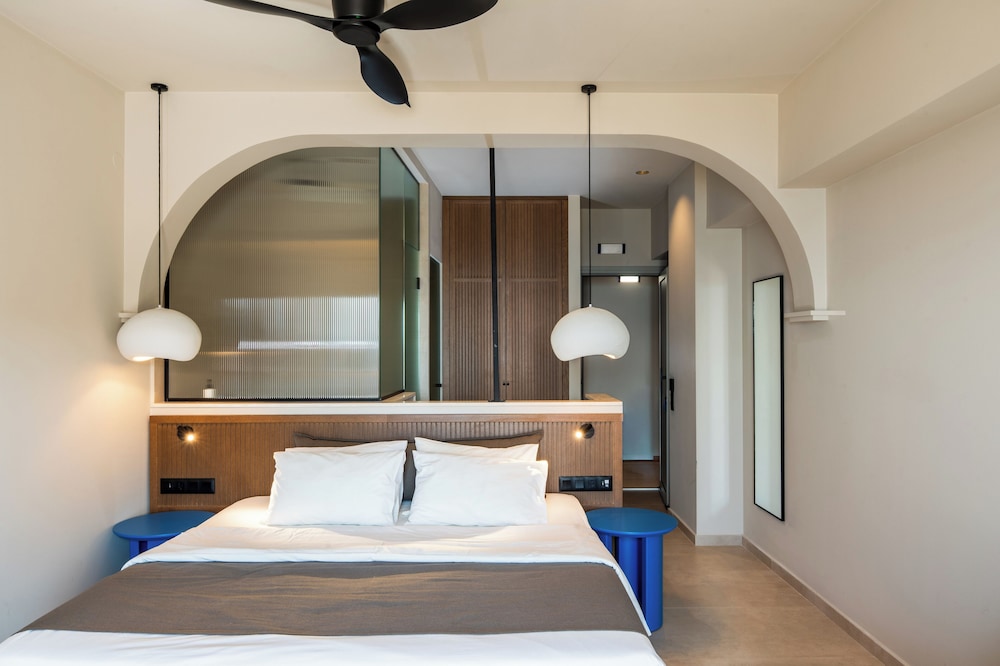 Deluxe Suite with Panoramic Sea View - Photo 7
