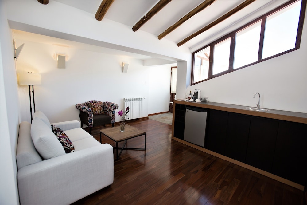 Signature Suite, 1 King Bed with Sofa bed, City View, Tower photo 3