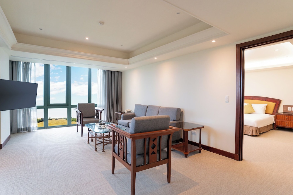 Deluxe Suite, 1 King Bed photo 3