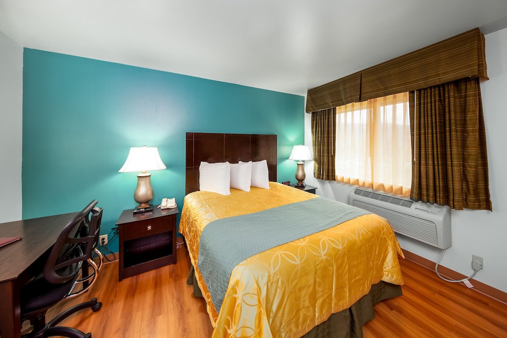 Standard Room, 1 Queen Bed, Refrigerator & Microwave (Non Pet Friendly) - Photo 1