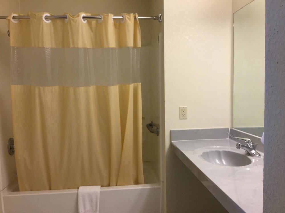 Room, 1 King Bed, Accessible, Non Smoking - Photo 8
