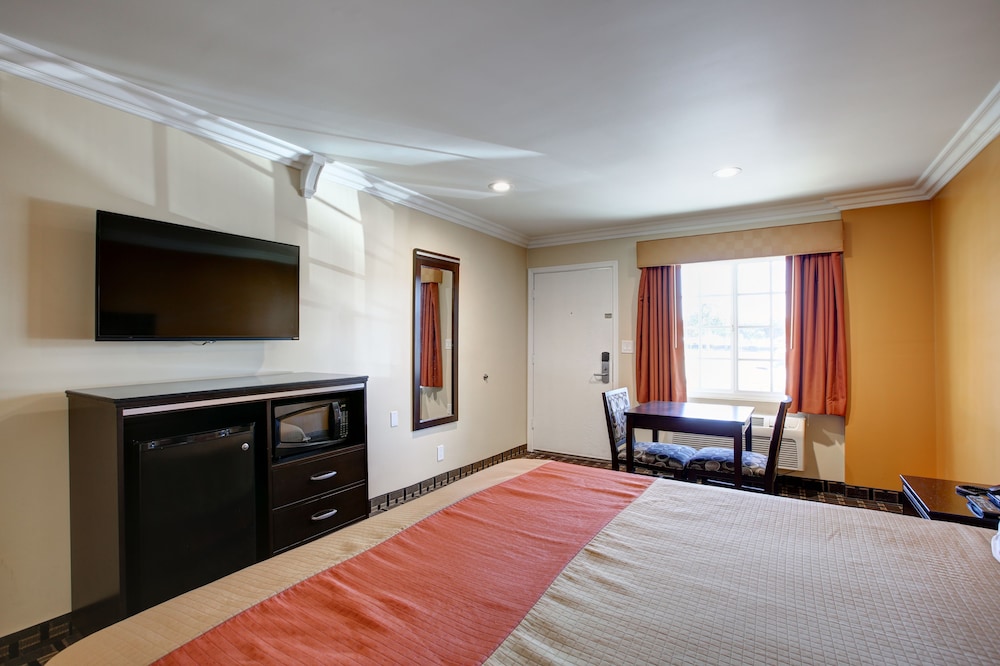 Deluxe Room, 1 King Bed, Non-Smoking - Photo 11