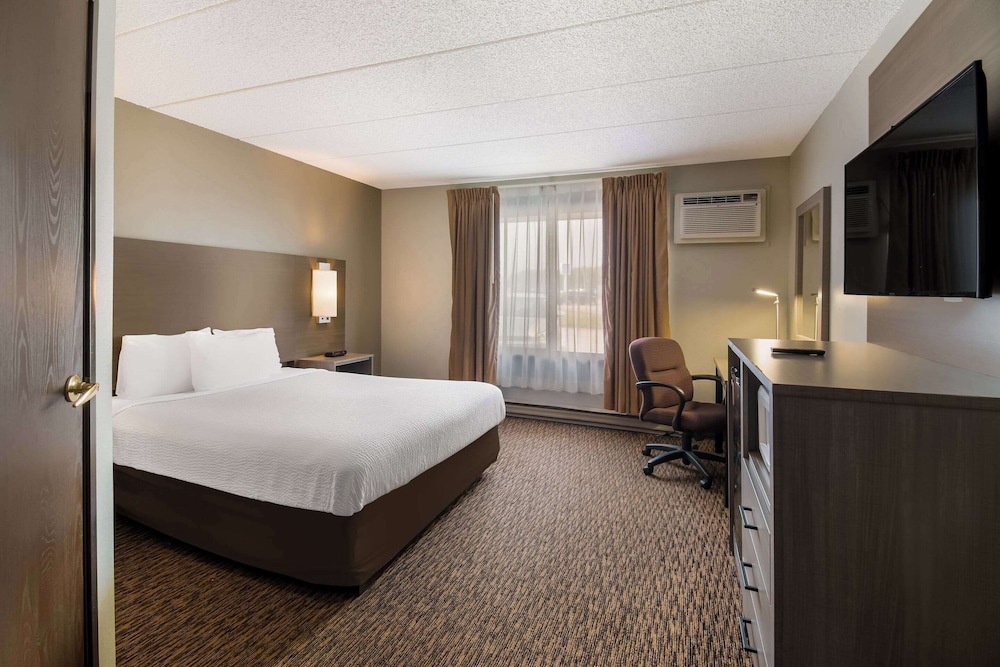 Senior Room, 1 Queen Bed, Accessible, Non Smoking - Photo 1