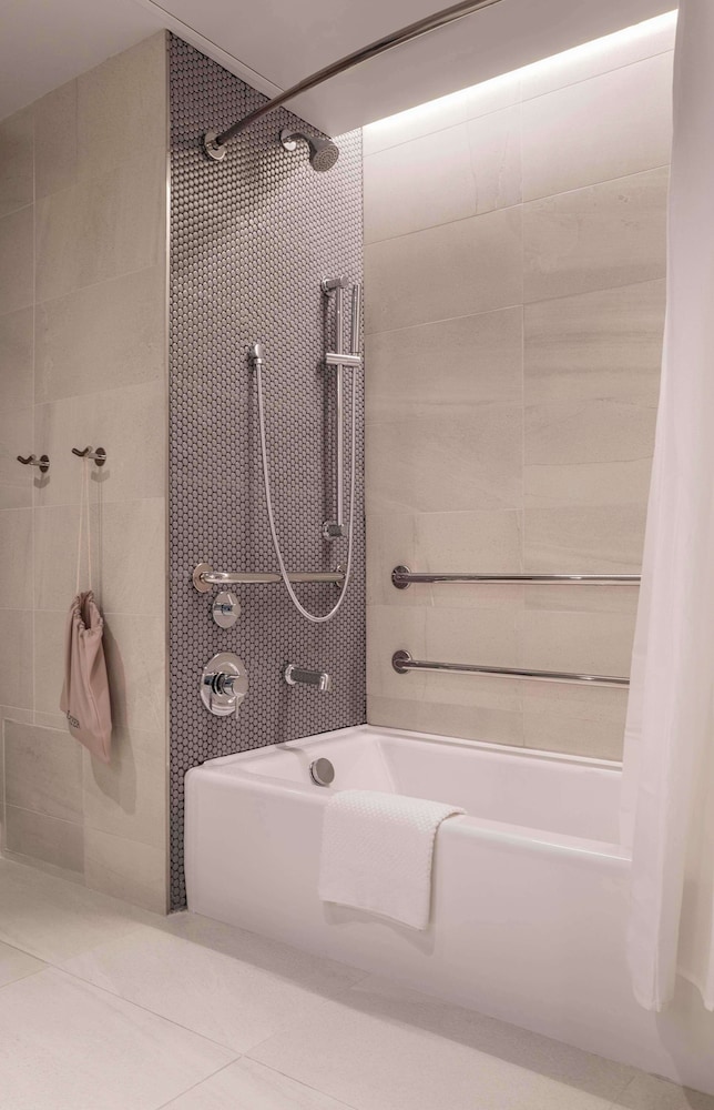 Room, 1 King Bed, Accessible, Bathtub (Pool Deck) - Photo 5