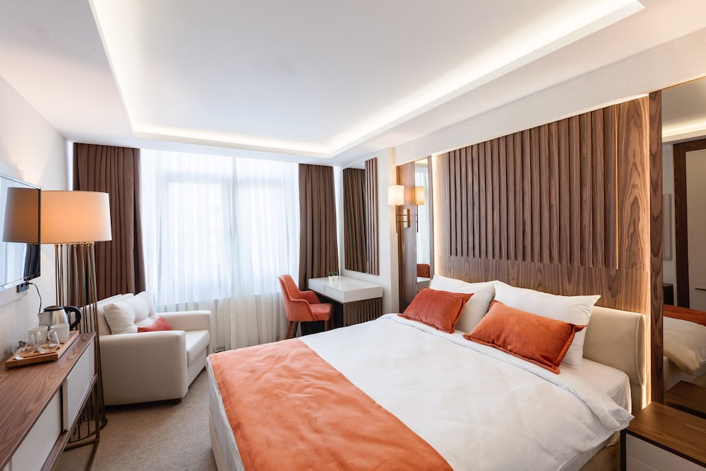 Deluxe Room, 1 Queen Bed photo 1