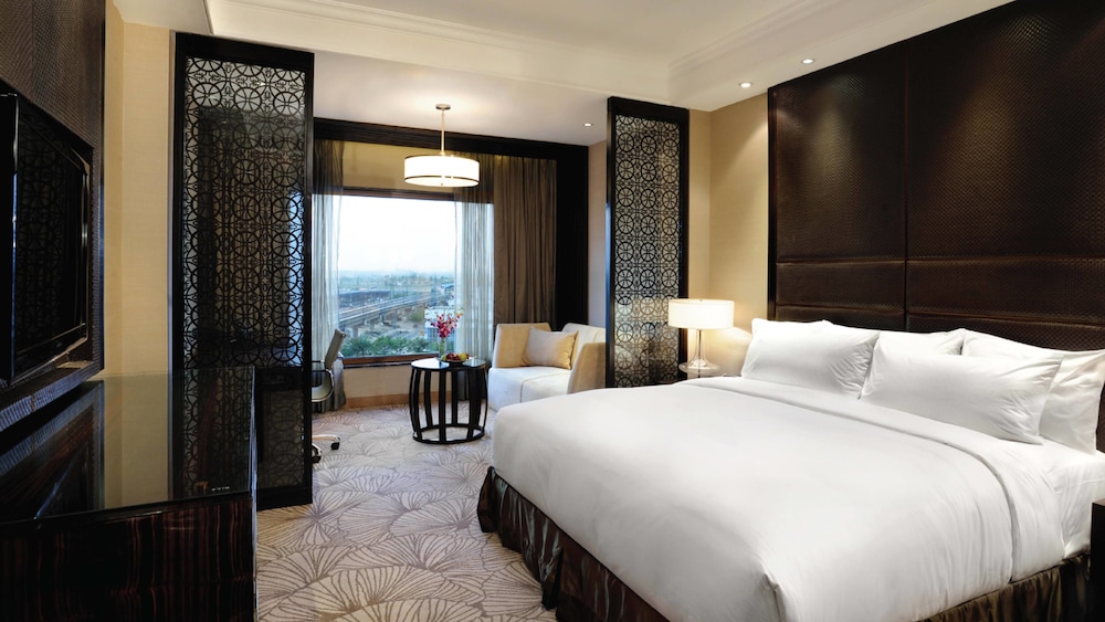 Standard Room, 1 King Bed, Business Lounge Access - Photo 1
