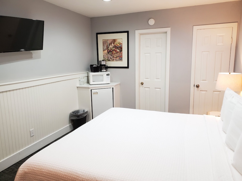 Standard Room, 1 King Bed photo 3