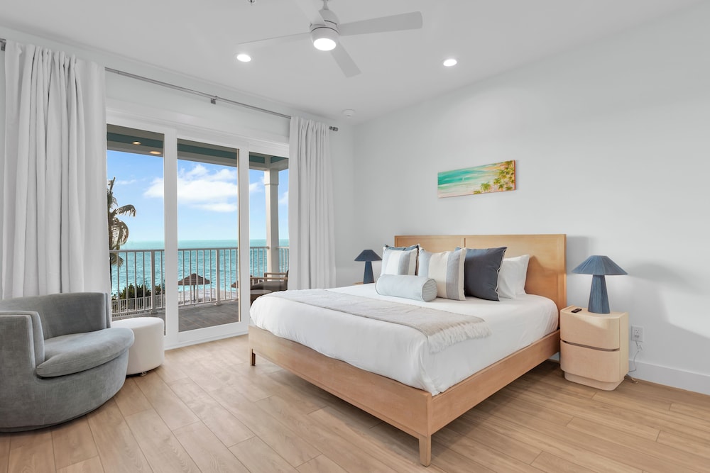 Hibiscus Waterfront 2-Bedroom, Two Bath Master Suite (Brand New) photo 3
