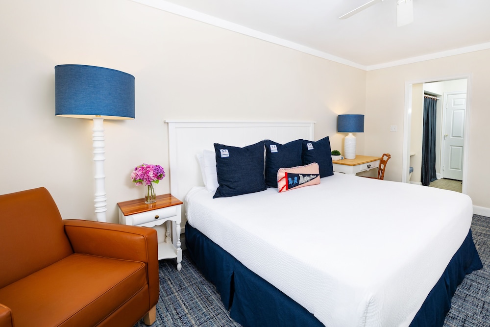 Room, 1 King Bed (Straits View/Lodge King, Dog Friendly) photo 1