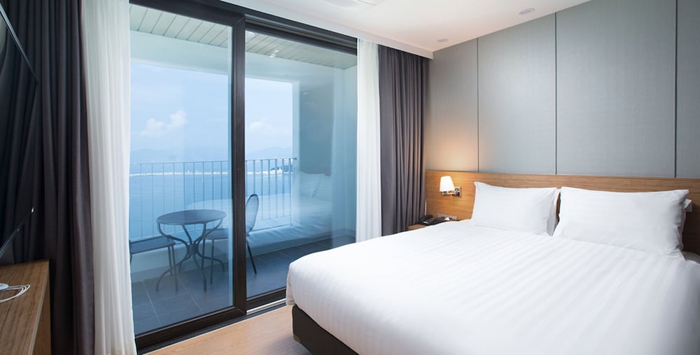 Ocean Jacuzzi Double Suite (Ocean View) - Breakfast, Mirror ball Garden and Weekly Yacht for 1 pax