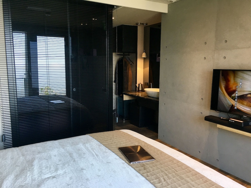 Premier Double Room, 1 Queen Bed, Balcony, Ocean View photo 3