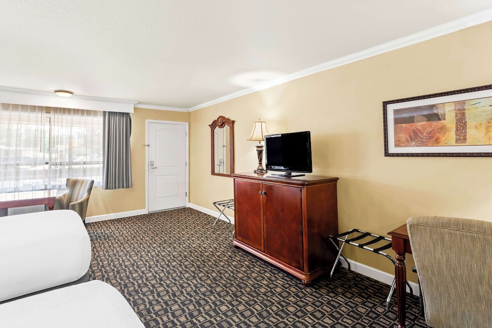 Standard Room, 2 Queen Beds, Non Smoking, Refrigerator & Microwave photo 1