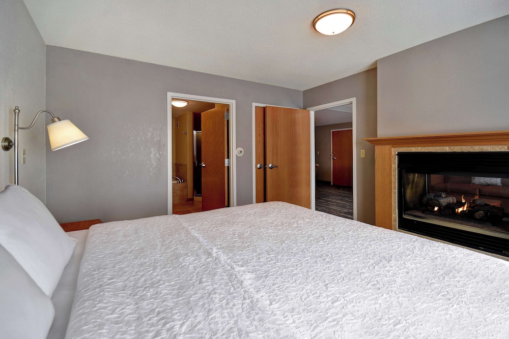 Suite, 1 King Bed, Jetted Tub - Photo 3