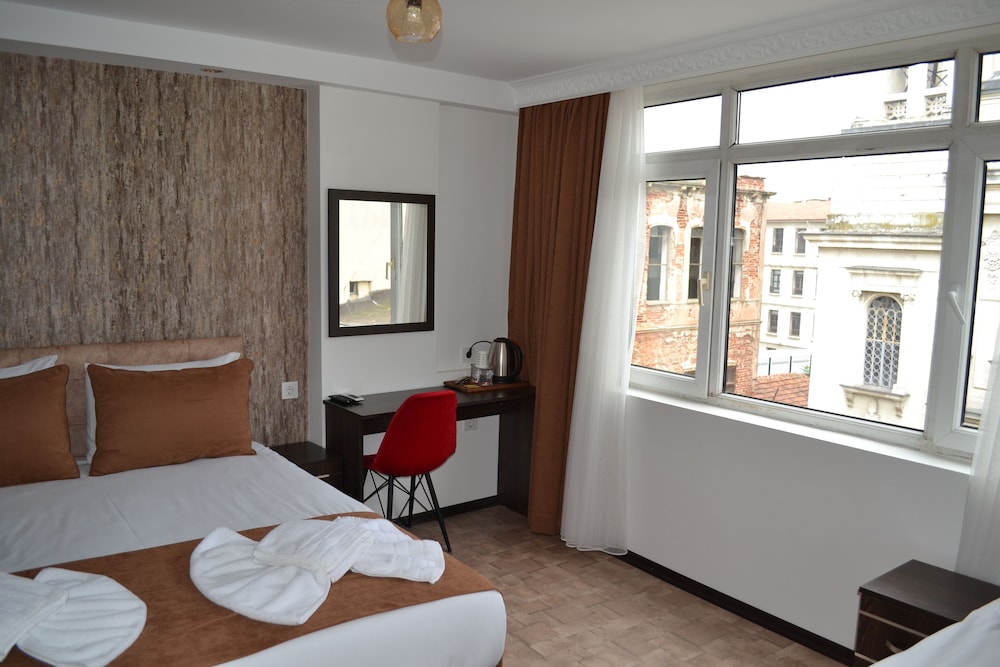 Classic Triple Room, Non Smoking, City View photo 3