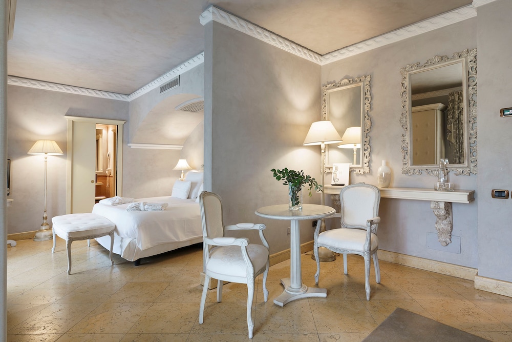 Luxury Suite, Balcony - Photo 5