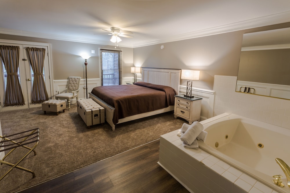 Deluxe Suite, Multiple Beds, Jetted Tub, Hill View