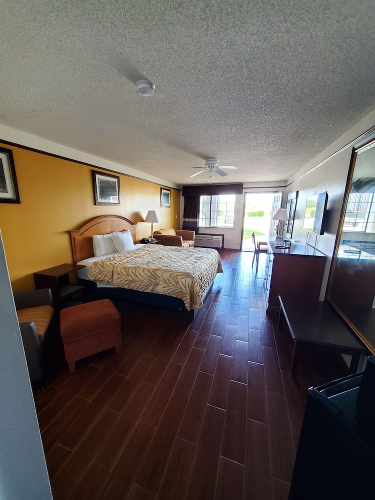 Standard Room, 1 King Bed, Non Smoking photo 1