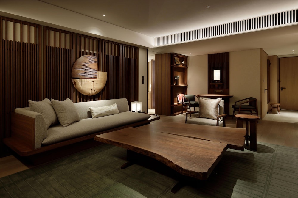 Executive Suite, 1 King Bed, City View - Photo 1
