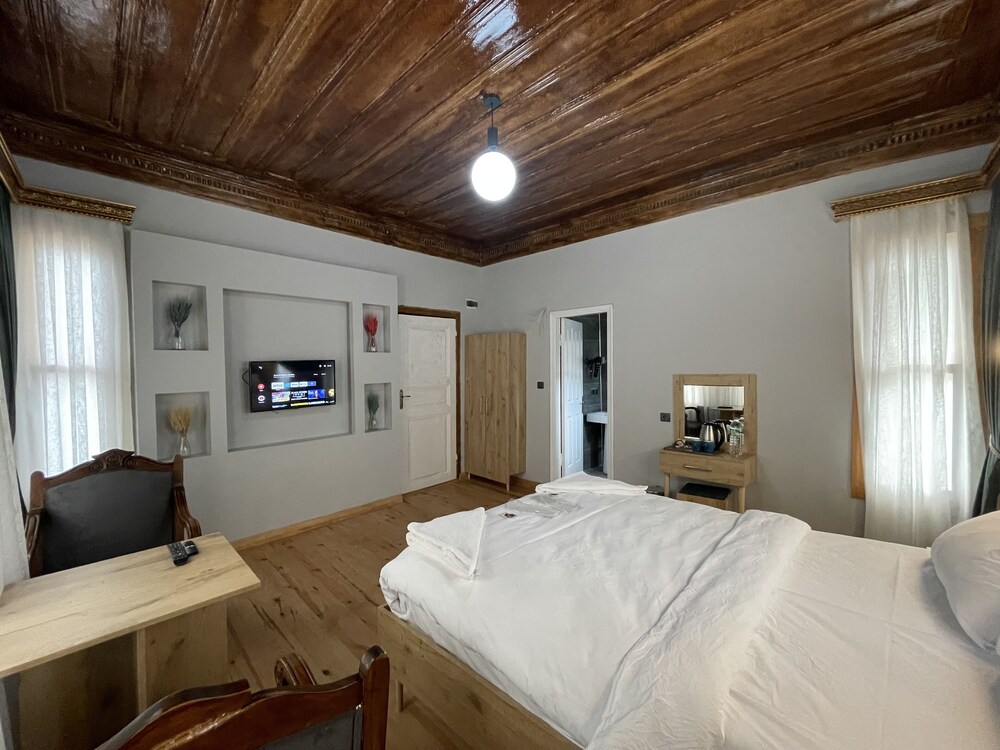 Superior Room, 1 Queen Bed, Non Smoking photo 3