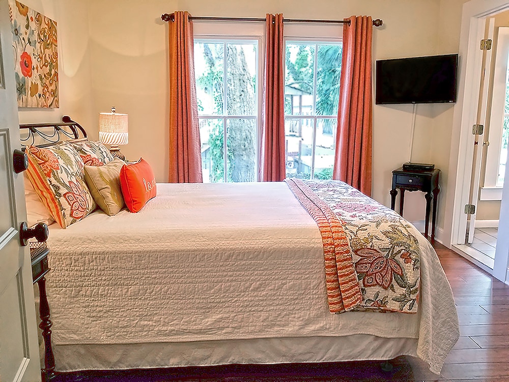 Standard Room, 1 Queen Bed, Non Smoking, Jetted Tub photo 3