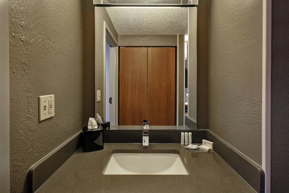Room, 2 Queen Beds - Photo 2