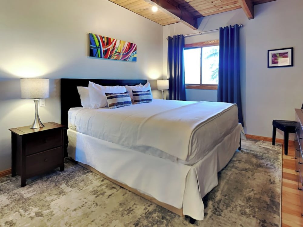 Deluxe One Bedroom ~ B1C photo 1