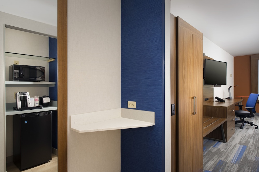 Suite, 1 King Bed, Accessible (Hearing) photo 2