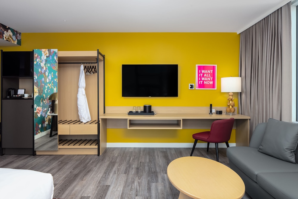 Deluxe Room, 1 King Bed, Corner - Photo 4