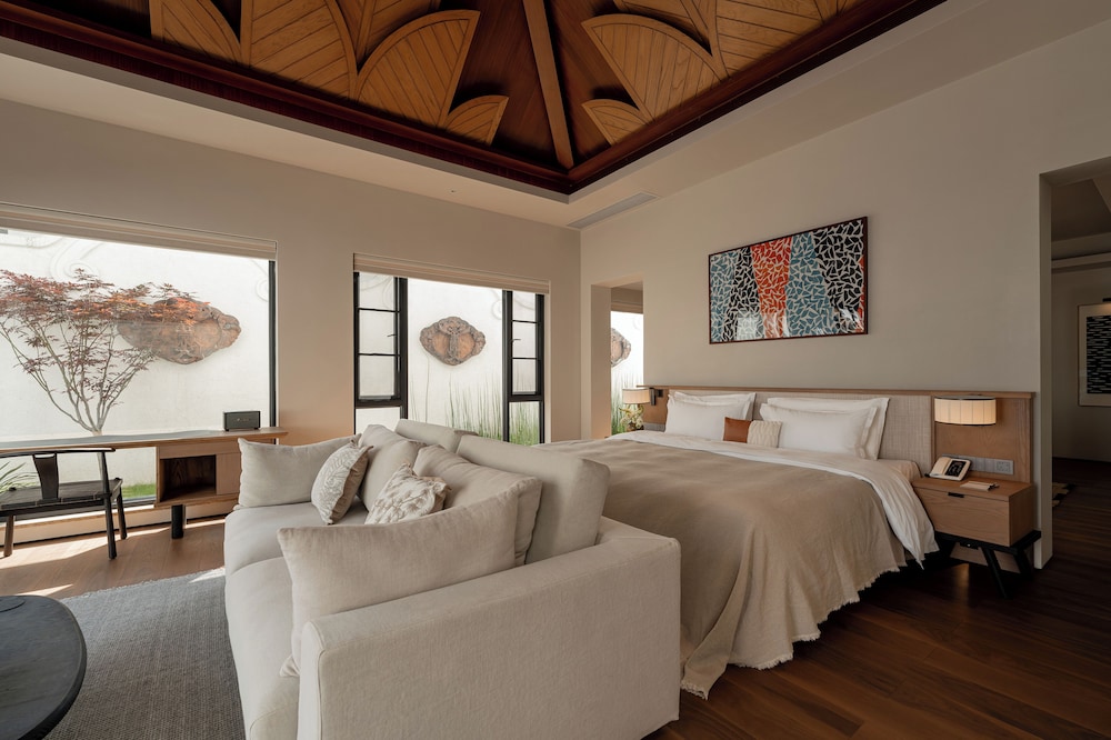 Luxury House, 1 King Bed, Pool Access, Courtyard View photo 1