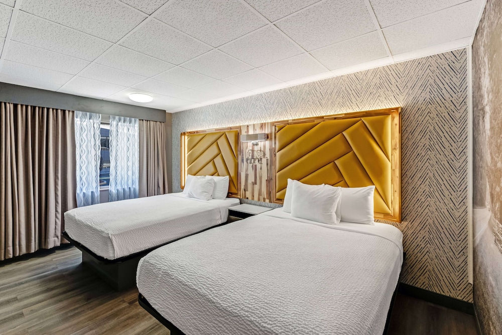 Deluxe Room, 2 Queen Beds, Non Smoking - Photo 2