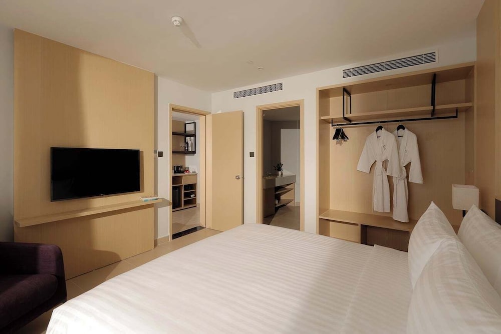Standard Studio, 1 Queen Bed, Partial Sea View photo 3