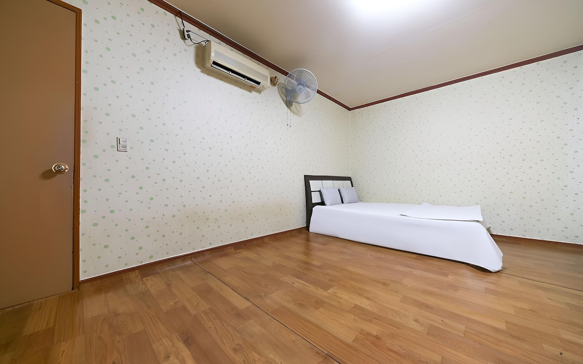 Room (Ondol + With Bed) - Photo 1