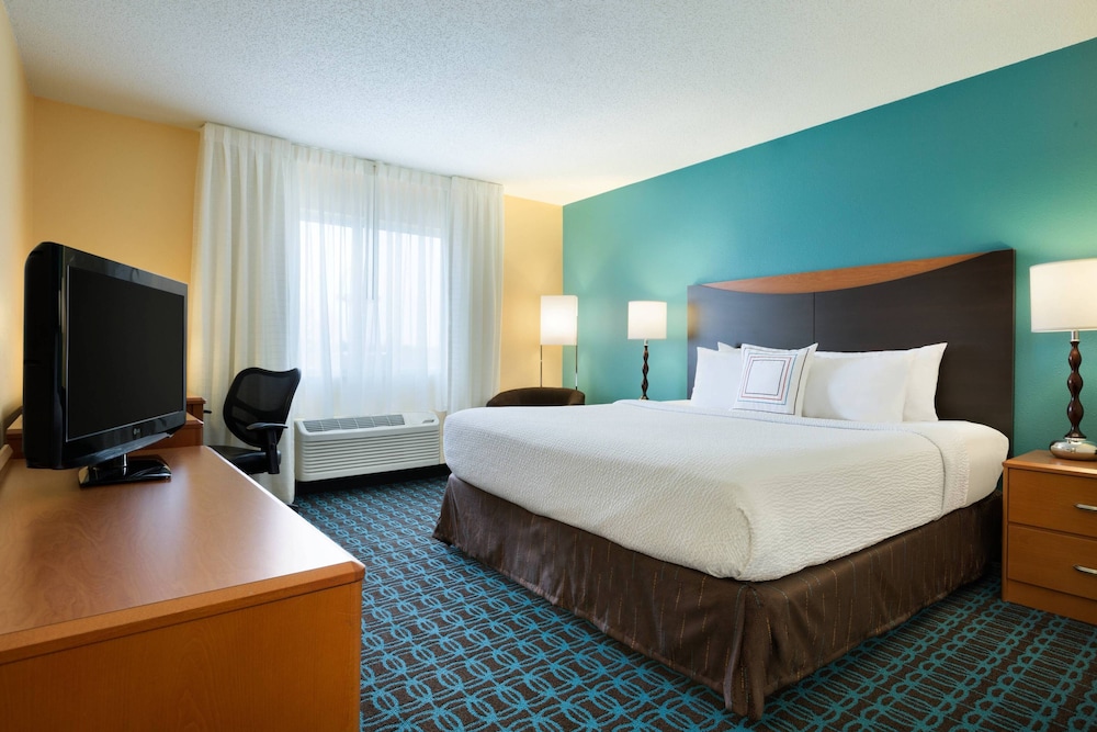 Room, 1 King Bed (Mobility/Hearing Access, Roll-In Shwr) photo 3