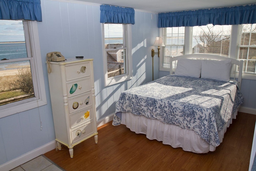 Superior Efficiency, One Queen Bed, Ocean View photo 1