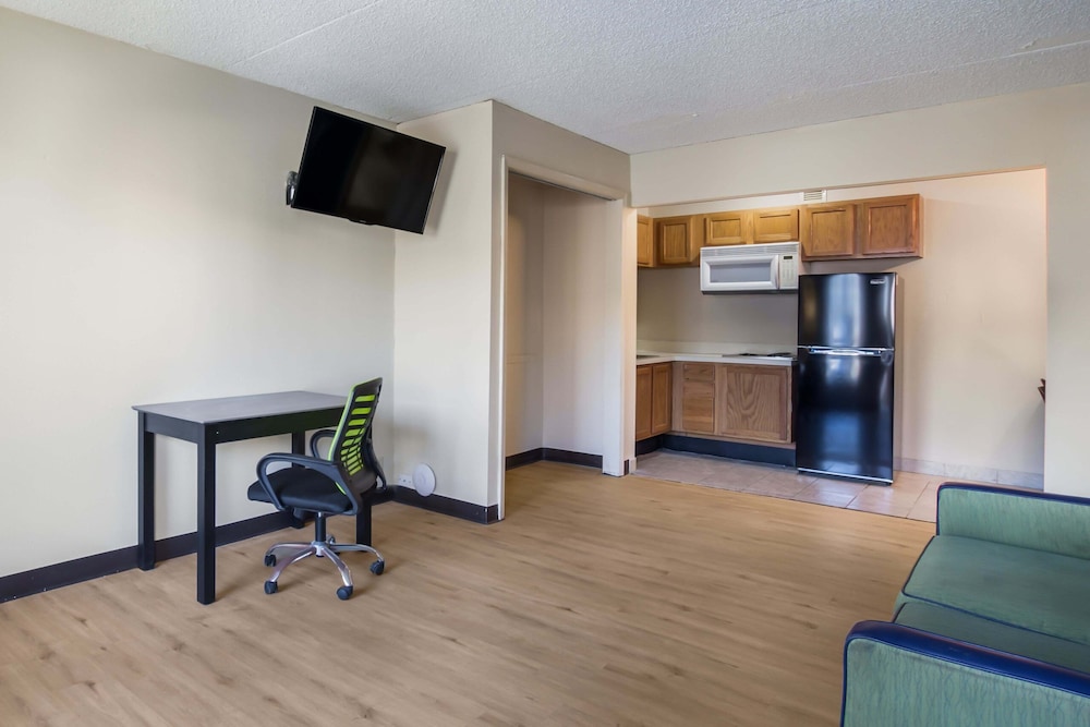 Suite, 1 King Bed, Accessible, Kitchen photo 3