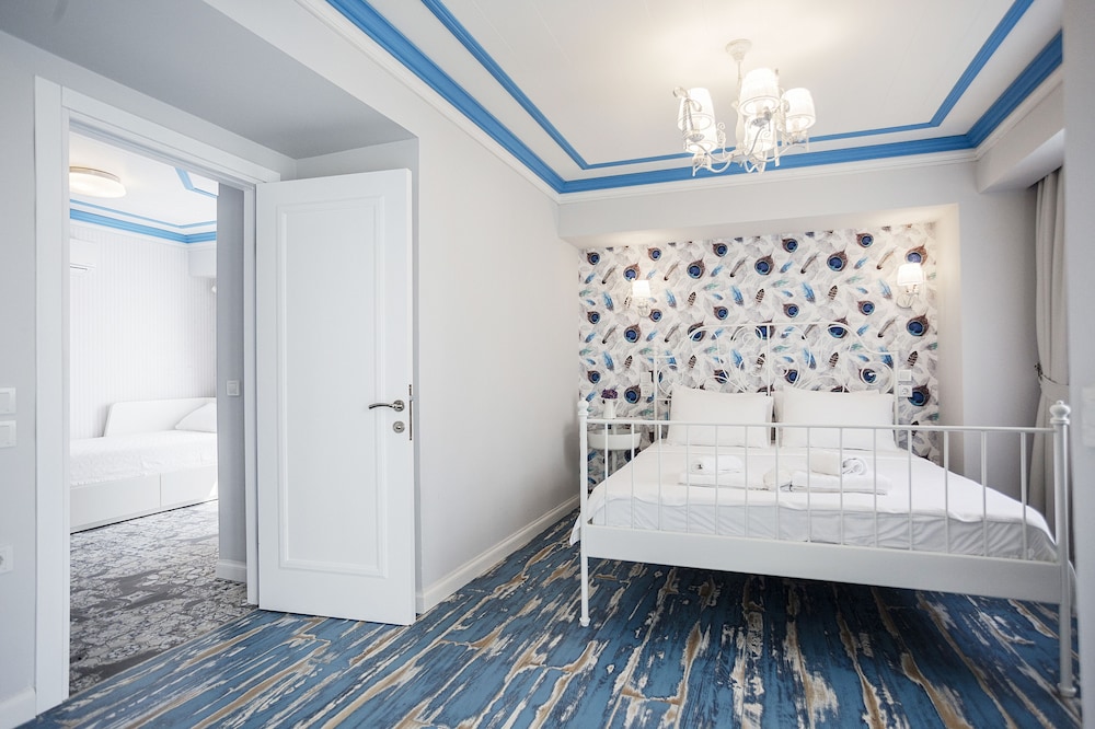 Deluxe Suite, 2 Bedrooms, Balcony, Garden View