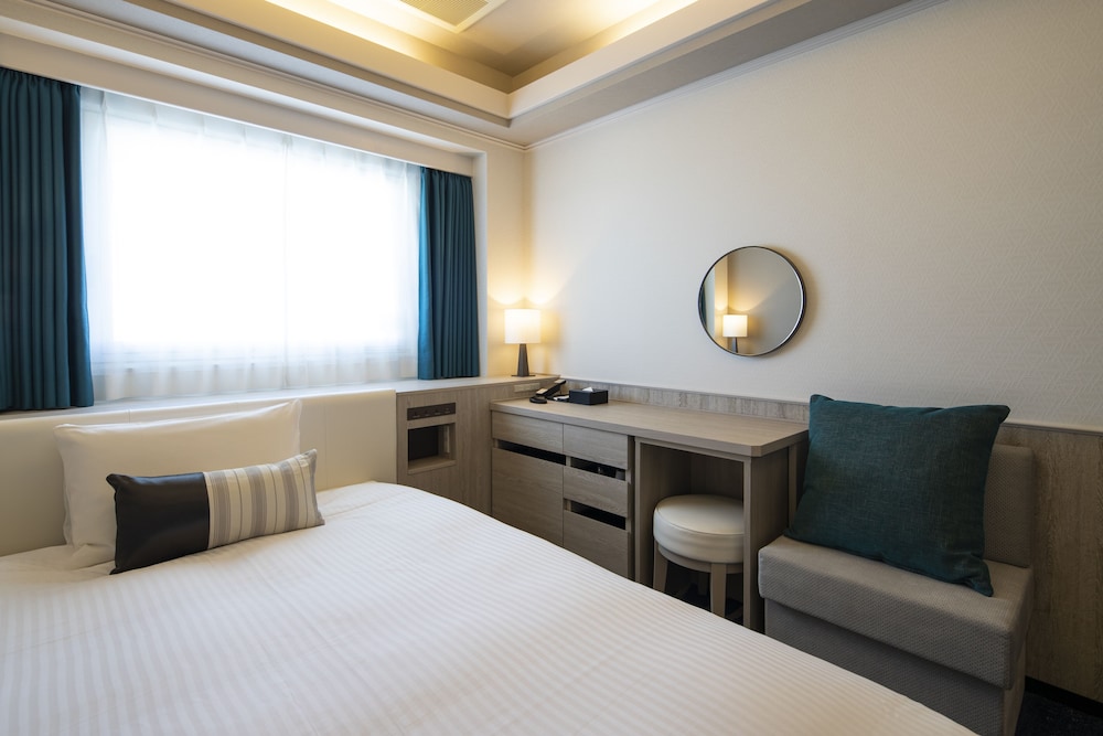 Semi-Double Room, Smoking